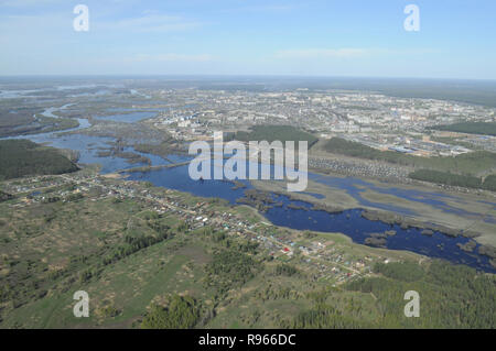 Région de Vladimir. 9 mai 2013. Quartiers de ville Kovrov de l'air. River Nerekhta. Les crues du printemps. Pogost Village. Jardins collectifs inondés Banque D'Images