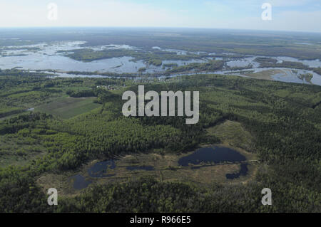 Région de Vladimir, Russie. 9 mai 2013. Quartiers de ville Kovrov de l'air. Rivière Kliazma. Les crues du printemps Banque D'Images