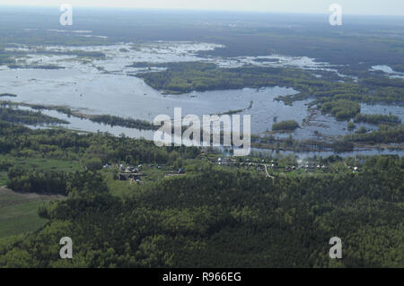 Région de Vladimir, Russie. 9 mai 2013. Quartiers de ville Kovrov de l'air. Rivière Kliazma. Les crues du printemps. Lubec Village Banque D'Images