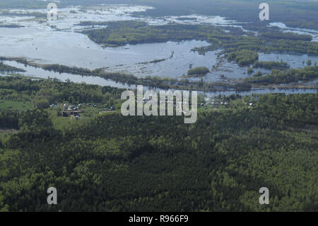 Région de Vladimir, Russie. 9 mai 2013. Quartiers de ville Kovrov de l'air. Rivière Kliazma. Les crues du printemps. Lubec Village Banque D'Images