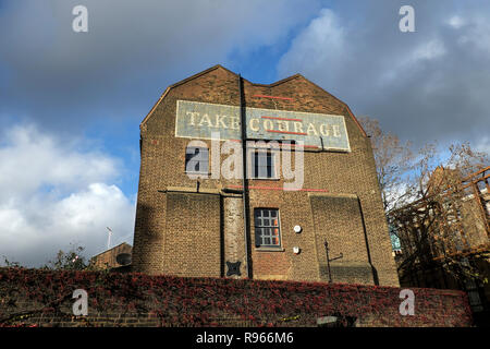 Prenez la bravoure Brewery vintage publicité fantôme signe sur le côté de la brique bâtiment dans le Borough de Southwark dans le sud de Londres Angleterre KATHY DEWITT Royaume-Uni Banque D'Images