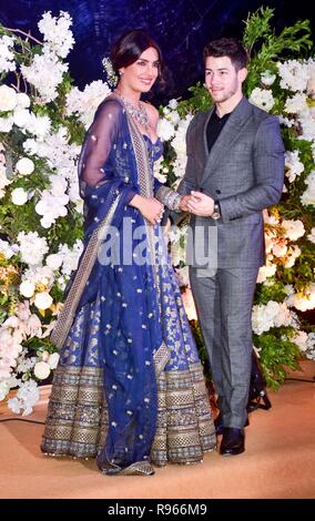 L'actrice indienne Priyanka Chopra avec son mari musicien américain Nick Jonas sont vus au cours de leur réception de mariage à l'hôtel JW Marriott à Mumbai. Banque D'Images