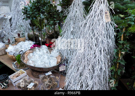 Ornements de Noël, branches de verre peint en blanc, les décorations de Noël en vente sur un étal au marché de l'arrondissement, dans le sud de Londres Angleterre Royaume-uni KATHY DEWITT Banque D'Images