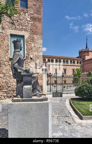 Statue de Isabel la Catolica, en face de l'Archevêché d'Alcalá de Henares, Madrid, Espagne, Europe Banque D'Images