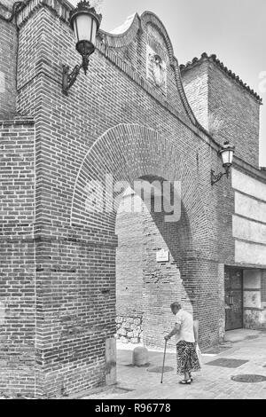 Porte de San Bernardo dans le mur de la ville de Alcala de Henares, Madrid, Espagne, Europe Banque D'Images