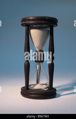 Libre d'hourglass. isolé sur fond bleu. Banque D'Images