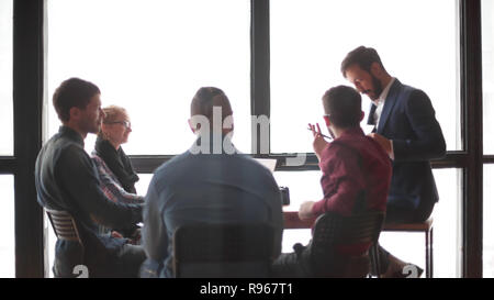 Groupe de concepteurs créatifs discuter dans le studio. Banque D'Images