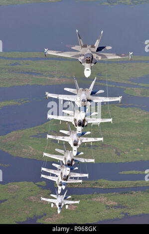 Marine américaine F/A-18 Hornet affectés à la rivière, Rattlers Strike Fighter Squadron (VFA) 204, volent en formation d'une colonne. VFA 204 est stationnée sur Naval Air Station Joint Reserve Base New Orleans. (Photo du DoD en masse Spécialiste de la Communication 2e classe John P. Curtis, U.S. Navy ) Banque D'Images