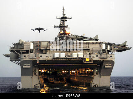 Un AV-8B Harrier effectue un atterrissage vertical à bord du navire d'assaut amphibie USS Essex (DG 2). Essex est la seule de la marine de l'avant-déployés et d'assaut amphibie est le navire amiral de la Sasebo, Japon, groupe expéditionnaire d'Essex. Photo de la Marine américaine, spécialiste des communications de masse 2e classe Corey Truax. Banque D'Images