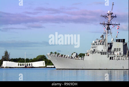 L'homme les marins de l'USS Rail Hopper (DDG 70) qu'il par des parades le USS Arizona Memorial à Pearl Harbor, Hawaii. Photo du DoD par le sergent. Paul Holcomb, U.S. Air Force Banque D'Images