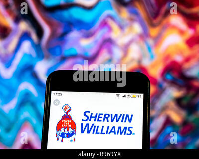 Fabrication de peintures et de revêtements Sherwin-Williams company logo vu affichée sur smart phone Banque D'Images