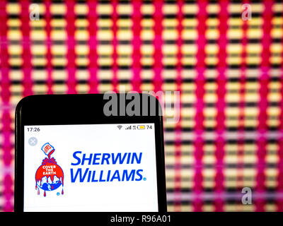 Fabrication de peintures et de revêtements Sherwin-Williams company logo vu affichée sur smart phone Banque D'Images