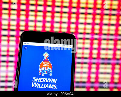 Fabrication de peintures et de revêtements Sherwin-Williams company logo vu affichée sur smart phone Banque D'Images