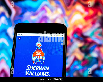 Fabrication de peintures et de revêtements Sherwin-Williams company logo vu affichée sur smart phone Banque D'Images