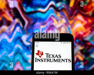 Logo de l'entreprise de semi-conducteurs Texas Instruments vu affichée sur smart phone Banque D'Images