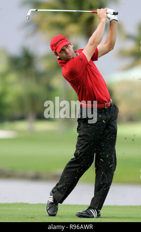 Sergio Garcia de l'Espagne tees off sur le 9e trou lors de la ronde finale du World Golf Championships - CA Championship à Doral Resort and Spa de Doral, Floride le 23 mars 2008. Banque D'Images