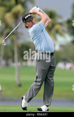 Miguel Angel Jimenez d'Espagne tees off sur le 9e trou lors de la ronde finale du World Golf Championships - CA Championship à Doral Resort and Spa de Doral, Floride le 23 mars 2008. Banque D'Images