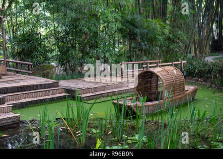 Bateau de bambou chinois abandonnés dans l'eau verte, Chengdu, province du Sichuan, Chine Banque D'Images