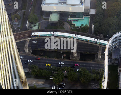 Le BTS Sky Train à Bangkok. Banque D'Images