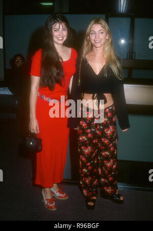 WEST HOLLYWOOD, CA - 11 MAI : (L-R) Actrices Angela Watson et Staci Keanan assister à la première de 'American Heart' le 11 mai 1993 au Centre Green Theatre de West Hollywood, Californie. Photo de Barry King/Alamy Stock Photo Banque D'Images