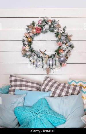Composition de Noël. Fond d'hiver. Couronne de Noël. Des vacances en famille.de couronnes de concept. Joyeux Noël et de bonnes vacances. Chambre avec un décor de Noël. Décoration d'hiver. Banque D'Images