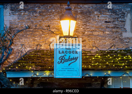 Village de Lacock détail boulangerie de nuit avec les décorations de Noël. Lacock, Cotswolds, Wiltshire, Angleterre Banque D'Images