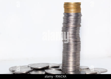 Stock de centaines de numéro 1, 10, 5 Roupie indienne monnaie pièce de métal isolé sur fond. L'investissement financier, l'économie, concept. Voyage et d'exc Banque D'Images