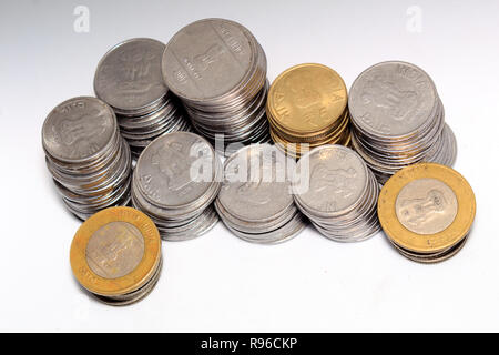 Talon de 5 et 10 Indian Rupee metal monnaie Monnaie isolées sur fond blanc. L'investissement financier, l'économie, concept. Voyage et d'échanger des articles économiques Banque D'Images