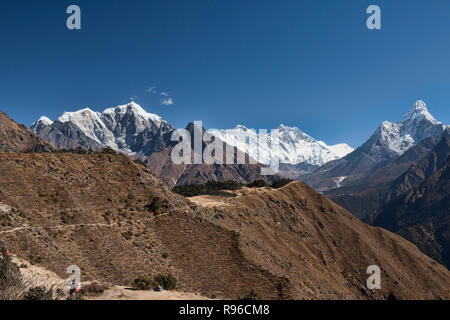 L'Ama Dablam et Everest s'élever au-dessus de la vallée du Khumbu, Népal, région de l'Everest Banque D'Images