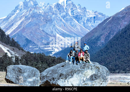 Asie Inde Sikkim 9 Mai : jeune groupe de personnes célébrant après avoir atteint au sommet d'une montagne près de Yungthum Valley. Son voyage asiatique populaire de Banque D'Images