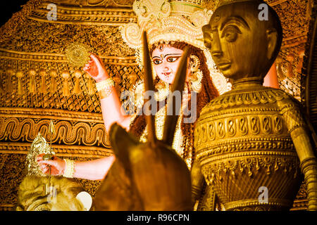 Chandannagar, Bengale occidental, Inde - 16 novembre 2018 : Portrait de déesse hindoue Jagadhatri Jagadhatri idole pendant Puja fête. Close up. Très wel Banque D'Images