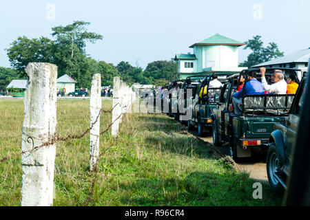 Le parc national de Kaziranga, Assam, Inde, Asie, 6 mai 2018 : Touristique voitures alignées à l'extérieur du parc national de Kaziranga sur une longue maison de vacances. Banque D'Images