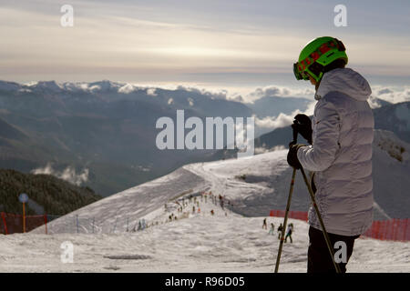 Skieurs et Surfeurs ride sur les pentes des montagnes de la station de ski voyage vacances d'hiver Banque D'Images