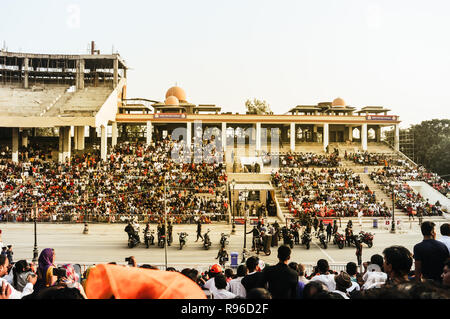 WAGHA BORDER, Amritsar, Punjab, INDIA - juin 2017. Les gens qui regardent l'abaissement des drapeaux cérémonie. Son quotidien d'une pratique militaire des forces de sécurité I Banque D'Images