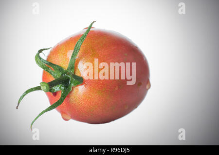 Tomate rouge frais mûrs sur fond blanc. Banque D'Images