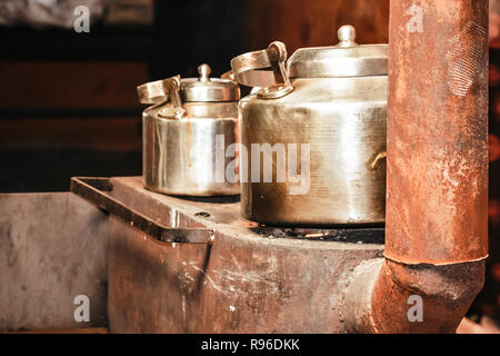 Deux vieux set électrique en aluminium de près. Focus sélectif. Photographie de rue un magasin de thé. Style Retro still life objet. Plateau en aluminium pot sur le cla Banque D'Images