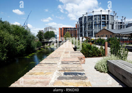 Vue sur le Regent's Canal et Bagley à pied à Gasholder Park, Kings Cross, London, UK Banque D'Images