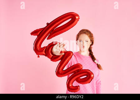 Déplut femme montrant un panneau d'arrêt au studio shot Banque D'Images