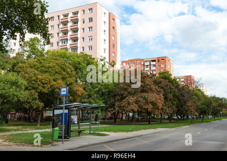 Immeuble de 10 étages construit dans les années 1970 à Bekasmegyer, Budapest, Hongrie, avec un environnement vert et un arrêt de bus. Banque D'Images