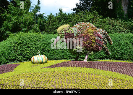 À côté de la sculpture d'oiseaux à des volières Waddesdon Manor, Sète, France. UK. In les jardins. Banque D'Images