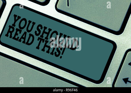 Signe texte montrant que vous devriez lire ceci. Recommandation photo conceptuelle être informé recevez plus de connaissances touche clavier Intention de créer ordinateur messa Banque D'Images