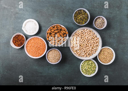 Composition des différents types de légumineuses dans des bols Banque D'Images