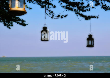 Cette photo montre unique petites lampes suspendues à un arbre et à l'arrière-plan vous pouvez voir la mer. La photo a été prise à Hua Hin en Thailande Banque D'Images