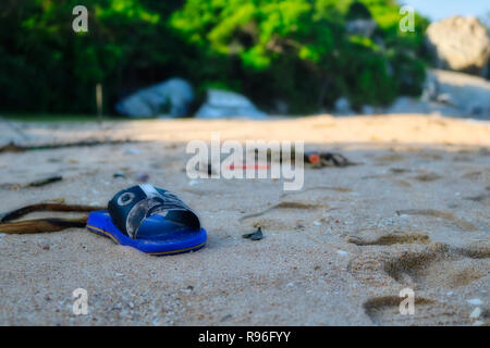 Cette photo choquante montre la plage jonchée de plastique totalement de Hua Hin en Thaïlande. Ce sont les plages de la Thaïlande terre d'origine des déchets. Banque D'Images