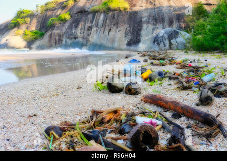 Cette photo choquante montre la plage jonchée de plastique totalement de Hua Hin en Thaïlande. Ce sont les plages de la Thaïlande terre d'origine d'ordures Banque D'Images