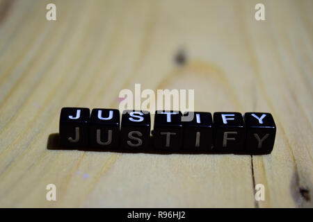 Justifier l'écrit sur des blocs de bois. Concepts d'inspiration et de motivation. L'image traitée sur fond de bois Banque D'Images
