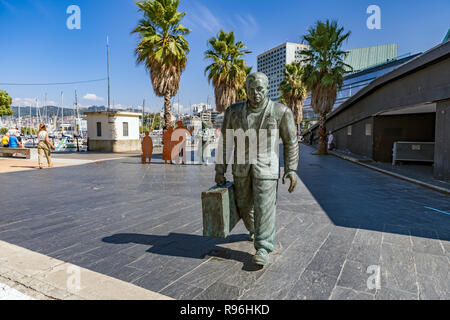 Monumento al emigrante en la Ciudad de Vigo. Un groupe de statues du sculpteur Ramón Conde à l'extérieur du terminal du port de Vigo Espagne Banque D'Images