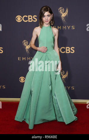 LOS ANGELES, CA, USA - 17 SEPTEMBRE : Natalia Dyer arrive à la 69e Primetime Emmy Awards annuel tenu au Théâtre de Microsoft à Los Angeles. Vivre le 17 septembre 2017 à Los Angeles, Californie, États-Unis. (Photo par Xavier Collin/Image Press Office) Banque D'Images