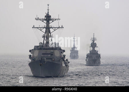 L'U.S Navy destroyer lance-missiles USS Spruance, gauche, dirige la Royal Australian Navy frégate de classe ANZAC HMAS Ballarat, et la marine française F70AA-class destroyer de défense aérienne Cassard en cours au cours de FS Exercice de guerre anti-sous-marine SHAREM 195 18 décembre 2018, dans la mer d'Oman. Banque D'Images