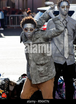 Hollywood, Californie, USA. 19 décembre 2018 : Street dancers effectuer sur Hollywood Boulevard. Hollywood, CA, USA, Crédit : Brent Clark/Alamy Live News Banque D'Images